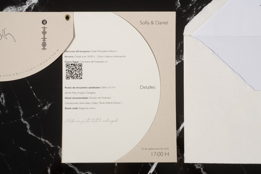 Tarjeta principal de la invitación de boda Larimar en color marfil con texto del evento impreso y código QR.