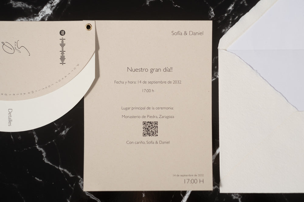 Tarjeta complementaria de la invitación Larimar en color marfil mostrando detalles del banquete, horarios y dress code.