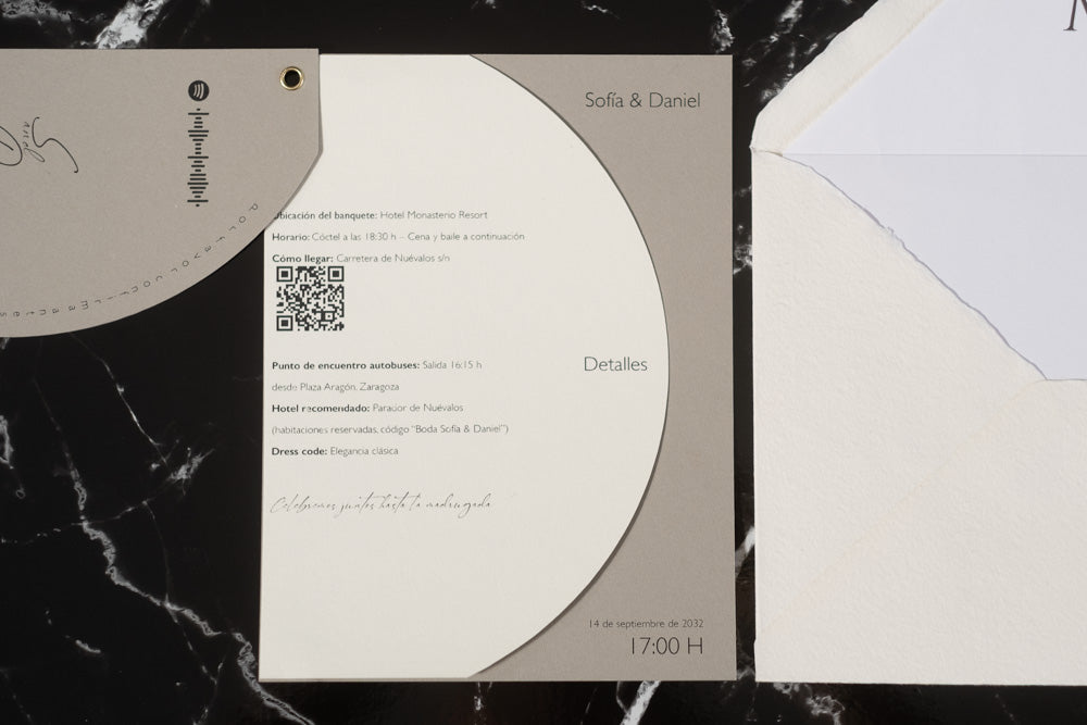 Tarjeta principal de la invitación de boda Larimar en color ceniza con texto del evento impreso y código QR.