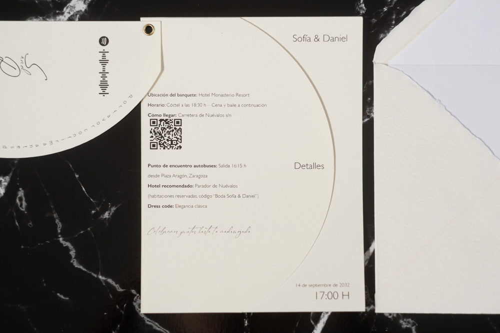 Tarjeta principal de la invitación de boda Larimar en color nieve con texto del evento impreso y código QR.