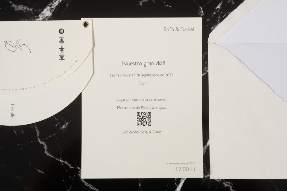 Tarjeta complementaria de la invitación Larimar en color nieve mostrando detalles del banquete, horarios y dress code.