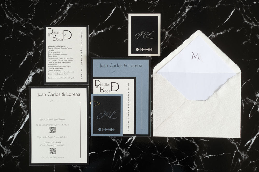 Set completo de invitaciones de boda Colección Marcasita en color bruma con tarjetas de detalles, RSVP y sobre artesanal.