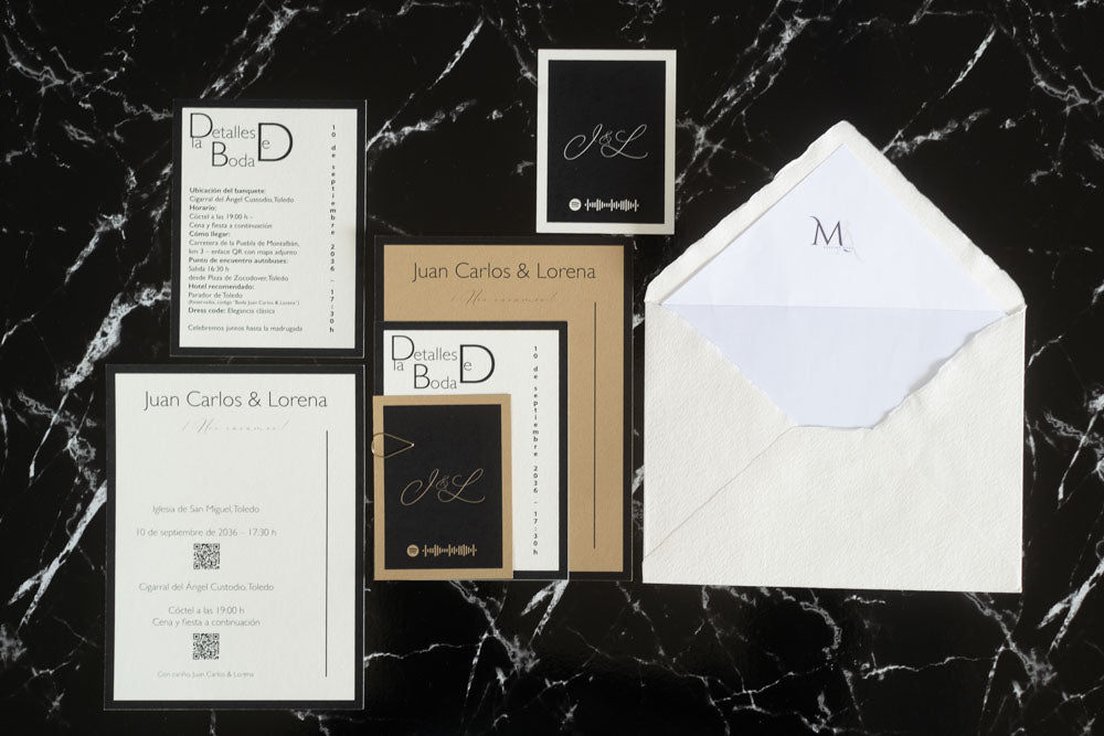 Set completo de invitaciones de boda Colección Marcasita en color arena con tarjetas de detalles, RSVP y sobre artesanal.