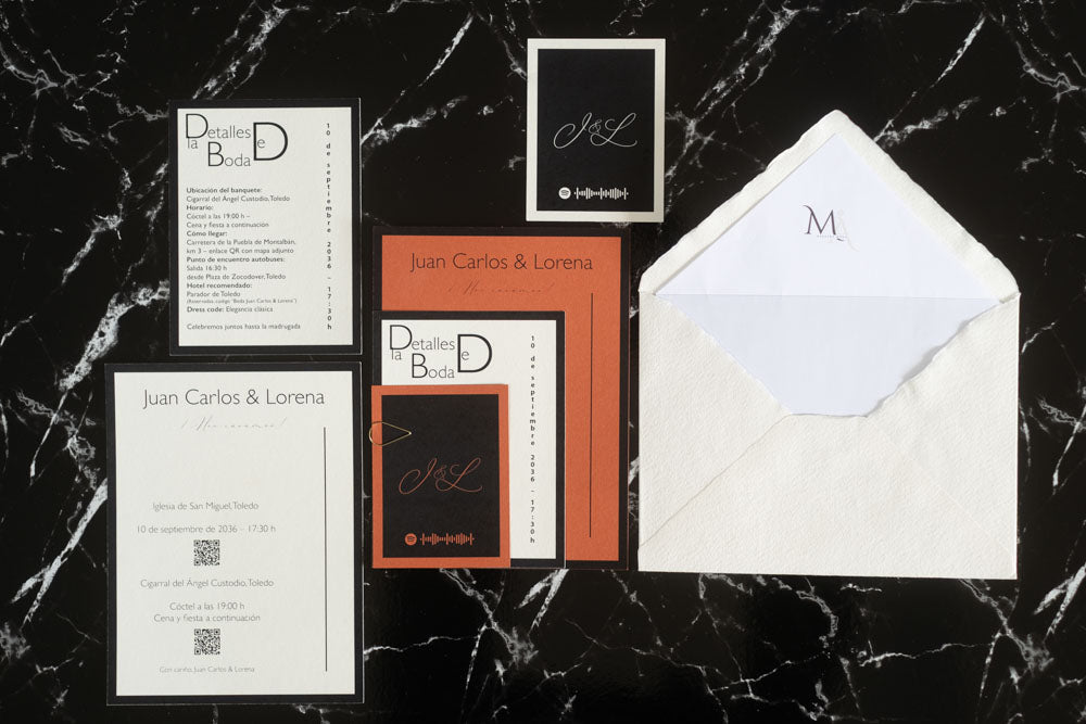 Set completo de invitaciones de boda Colección Marcasita en color terracota con tarjetas de detalles y RSVP.