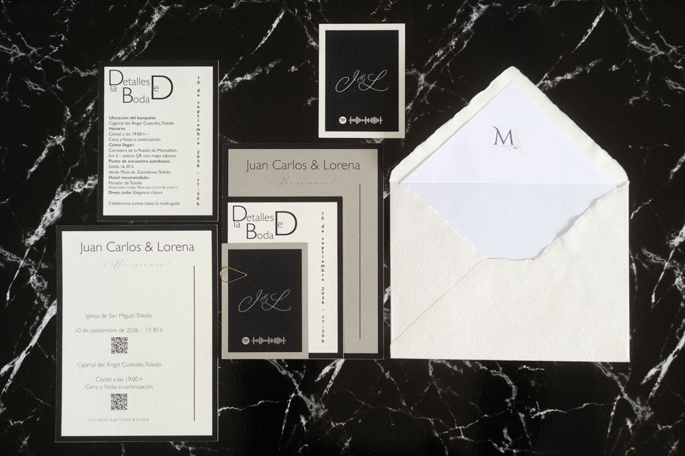 Set completo de invitaciones de boda Marcasita en papel natural rugoso con tres tarjetas personalizadas y sobre artesanal forrado.