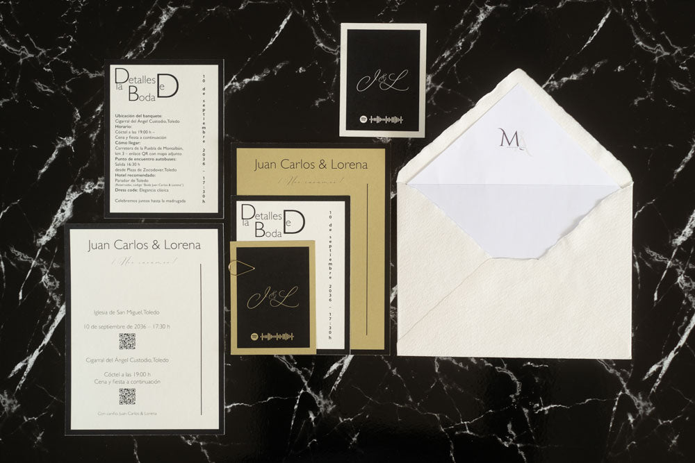 Set completo de invitaciones de boda Colección Marcasita en color miel con tarjetas de detalles, RSVP y sobre artesanal forrado.