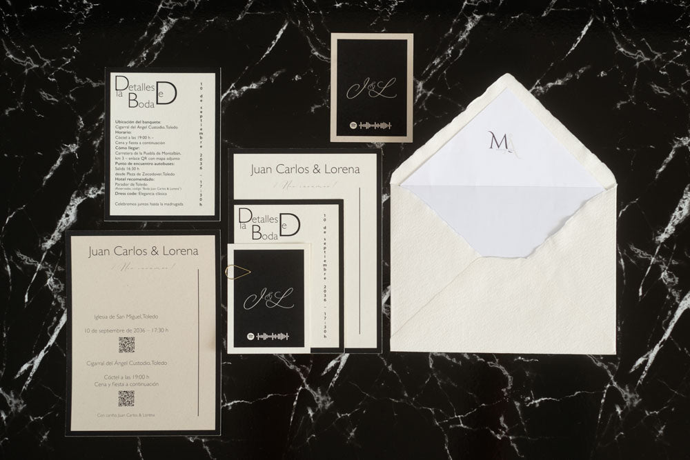 Set completo de invitaciones de boda Colección Marcasita en color nieve con tarjetas RSVP, detalles y sobre forrado.