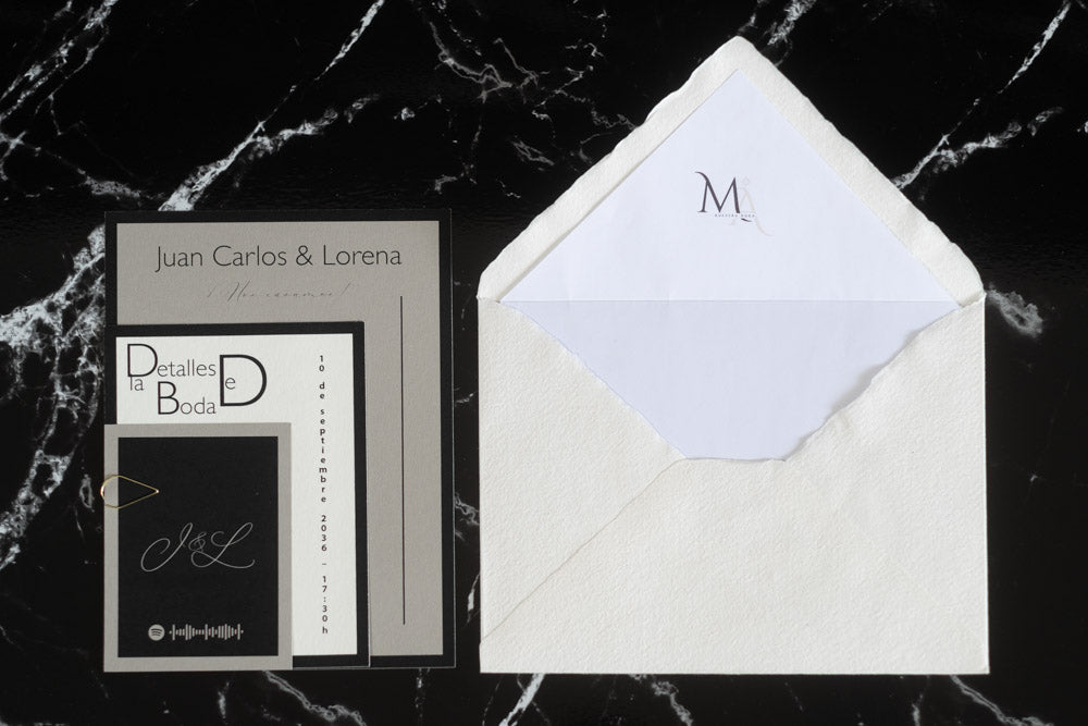 Invitación de boda Marcasita en color ceniza con tres tarjetas y sobre artesanal hecho a mano con forro interior.