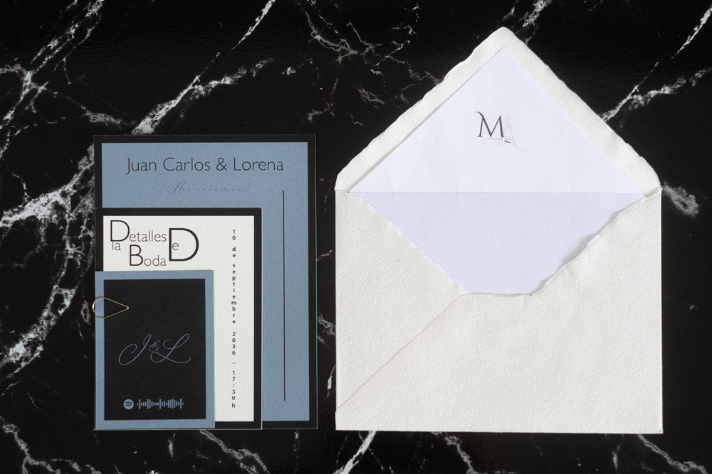 Invitación de boda Colección Marcasita en color bruma con sobre artesanal forrado hecho a mano.
