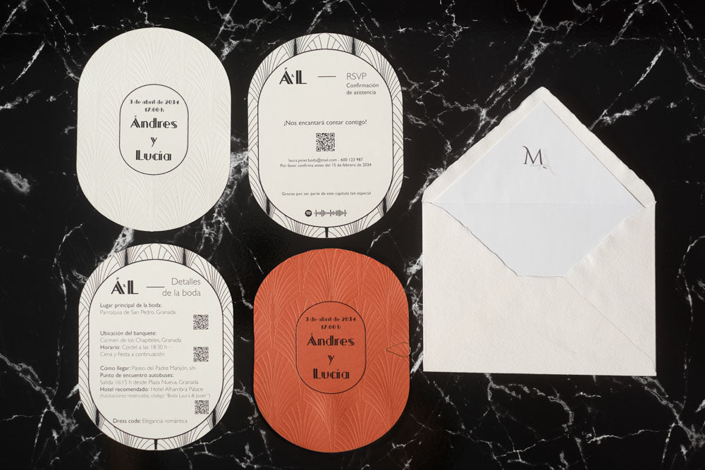 Set completo de invitaciones de boda ovaladas en tonos terracota y blanco, con tarjetas de RSVP y detalles, acompañado de sobre artesanal blanco con forro interior.