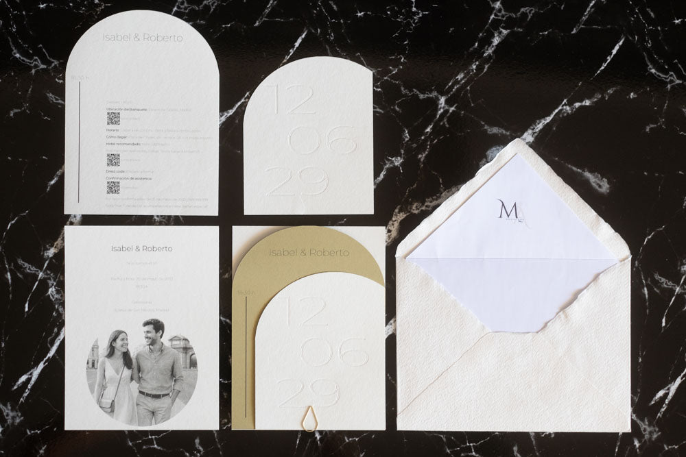 Set completo de invitaciones de boda semicircular en color miel y blanco, que incluye tarjeta principal, tarjeta de detalles, RSVP y sobre artesanal con forro interior.