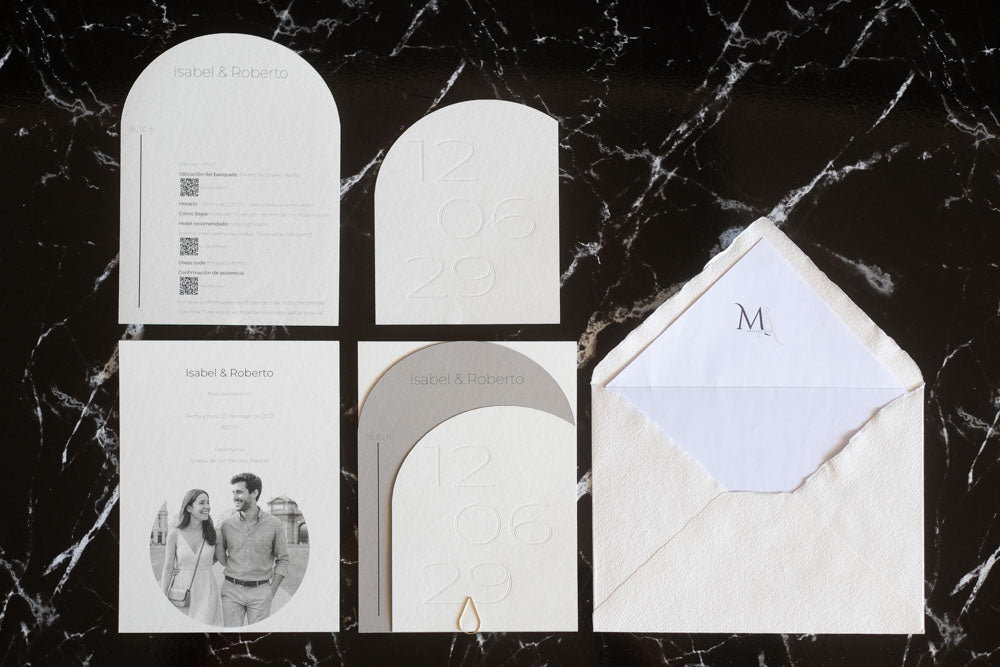 Set completo de invitaciones de boda semicircular en color ceniza y blanco, que incluye tarjeta principal, tarjeta de detalles, RSVP y sobre artesanal con forro interior.