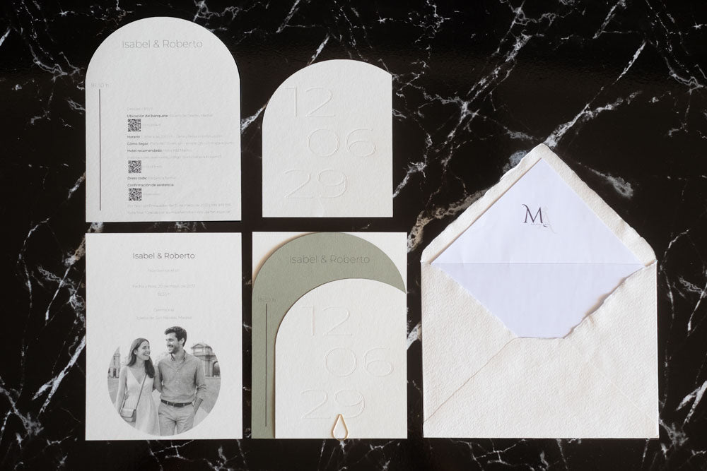 Set completo de invitaciones de boda semicircular en color verde oliva y blanco, que incluye tarjeta principal, tarjeta de detalles, RSVP y sobre artesanal con forro interior.