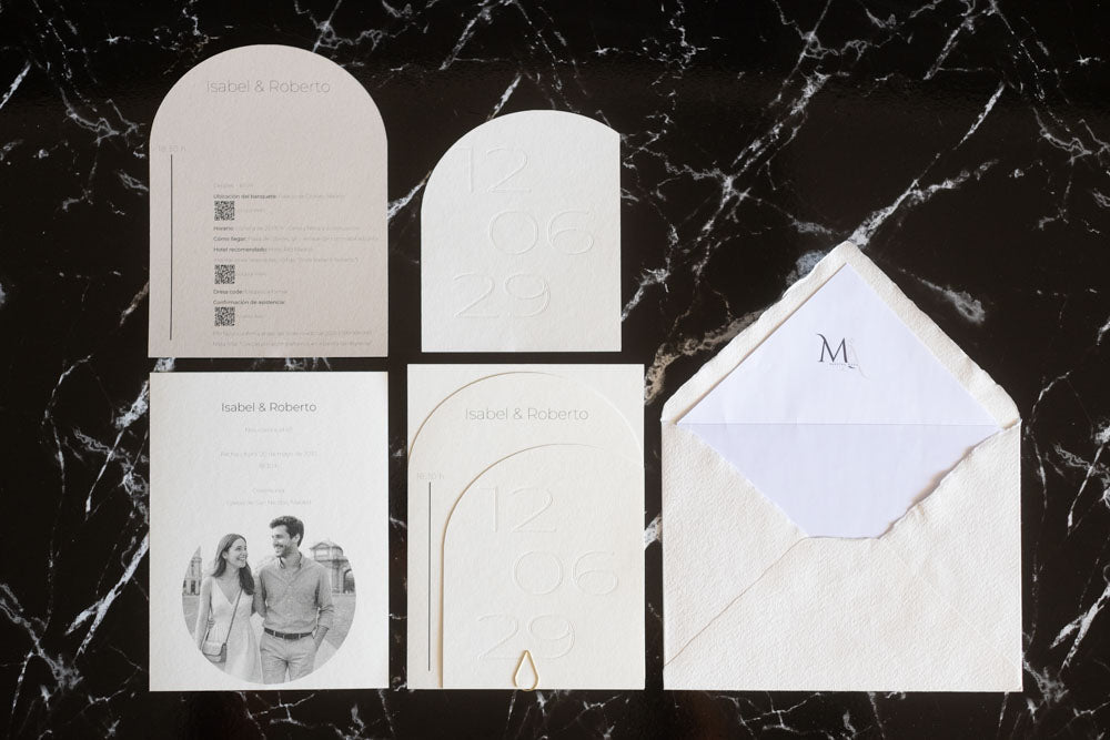 Set completo de invitaciones de boda semicircular en color nievey blanco, que incluye tarjeta principal, tarjeta de detalles, RSVP y sobre artesanal con forro interior.