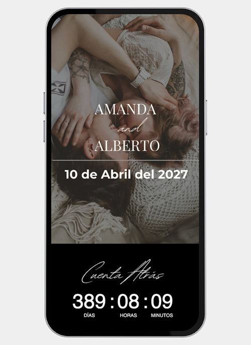 Pantalla de un smartphone mostrando la portada de la invitación digital de boda modelo 'Anape'. Presenta una fotografía de los novios, en un momento íntimo y de espaldas, sobre un banco frente a un paisaje natural. Debajo de la foto, en un fondo blanco limpio, destacan los nombres "Lorena & Javier" en tipografía serif elegante, la fecha y una cuenta atrás dinámica y funcional.