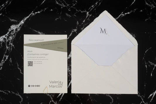 Invitación de boda Amatista en tonos verde oliva, diseño rectangular moderno acompañado de sobre artesanal blanco con forro interior personalizado.