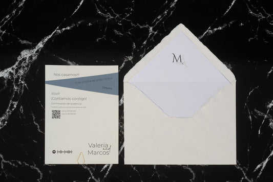 Invitación de boda Amatista en tonos azul, diseño rectangular moderno acompañado de sobre artesanal blanco con forro interior personalizado.