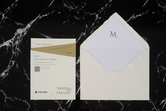 Invitación de boda Amatista en tonos dorados, con diseño minimalista rectangular y sobre artesanal blanco con forro interior personalizado.