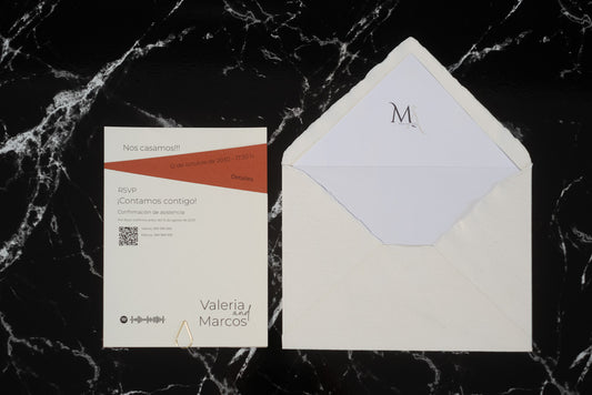 Invitación de boda Amatista en color terracota, con diseño geométrico minimalista y sobre artesanal blanco con forro interior personalizado.
