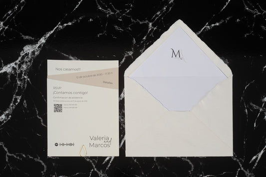 Invitación de boda Amatista en tonos gris claro, diseño minimalista rectangular acompañado de sobre artesanal blanco con forro interior personalizado.