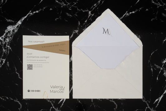 Invitación de boda Amatista en color arena, diseño rectangular minimalista con detalle geométrico en la parte superior, junto a sobre artesanal blanco con forro interior personalizado.