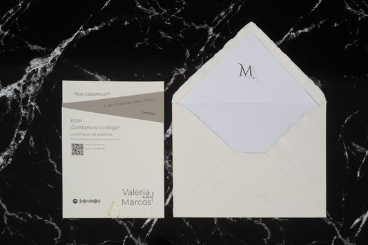Invitación de boda Amatista en tonos gris con diseño minimalista y sobre artesanal blanco con forro interior personalizado.