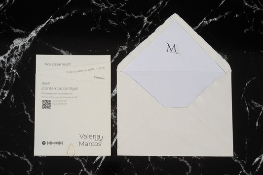 Invitación de boda Amatista en color nieve con diseño minimalista y moderno acompañado de un sobre artesanal blanco con forro interior personalizado.
