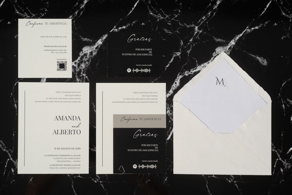 Set completo de la invitación de boda Anape en tonos gris y negro, con tarjeta principal, tarjetas complementarias y sobre artesanal con forro interior.