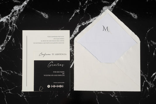 Invitación de boda Anape en blanco y negro, acompañada de sobre artesanal blanco con forro interior.