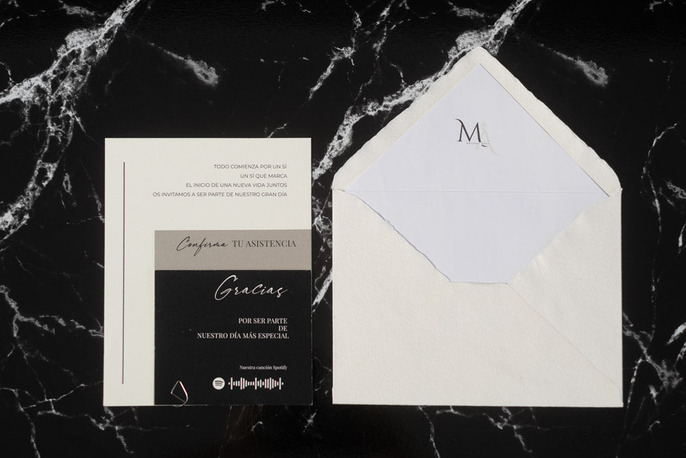 nvitación de boda Anape en gris  y negro, acompañada de sobre artesanal blanco con forro interior.