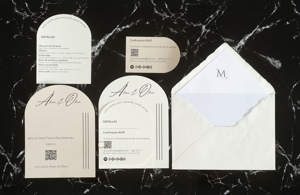Set de invitaciones de boda modelo Aventurina en color nieve, con diseño semicircular elegante, tipografía fina y tarjetas complementarias, acompañado de sobre artesanal blanco con forro interior personalizado.
