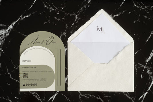 Invitación de boda modelo Aventurina en color oliva con diseño semicircular, detalles en blanco y tipografía elegante, presentada junto a sobre artesanal blanco con forro interior a juego.