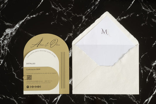 Invitación de boda Aventurina en color miel, diseño semicircular con tipografía elegante, presentada junto a sobre artesanal blanco con forro interior a juego.