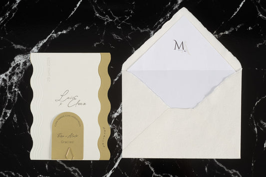 Invitación de boda Berilio en color miel con diseño ondulado, acompañada de sobre artesanal hecho a mano con forro interior blanco.