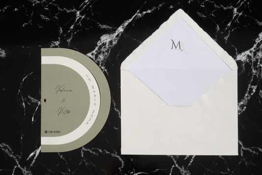 Invitación de boda modelo Cuarzo en color oliva, semicircular cerrada, con los nombres de los noviosy la fecha del enlace impresa en el borde exterior. Con Sobre Blanco Forrado
