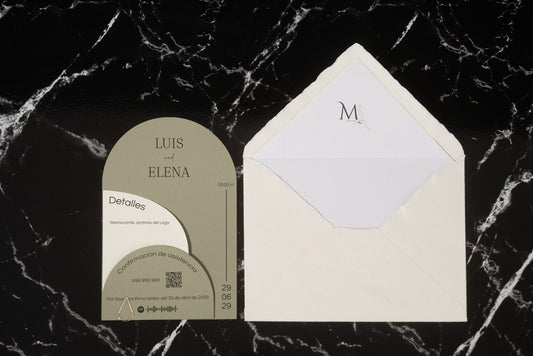 nvitación de boda Espinela en color oliva, con tarjetas semicirculares superpuestas y sobre artesanal hecho a mano con forro interior blanco.