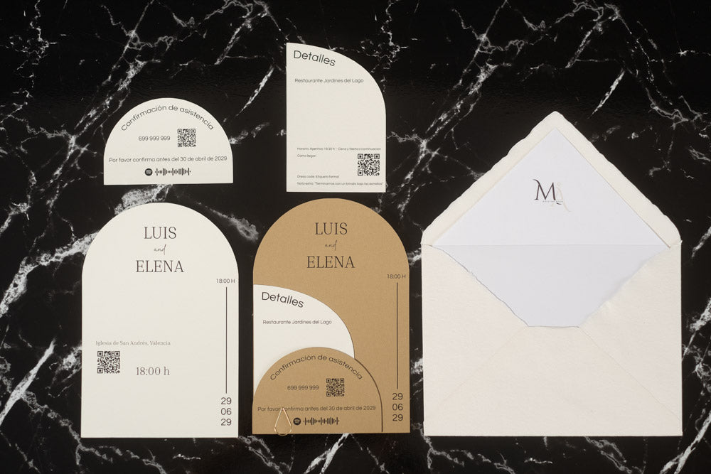 Set completo de la invitación de boda Espinela en color arena, compuesto por tarjeta principal, tarjetas complementarias y sobre artesanal con forro interior.