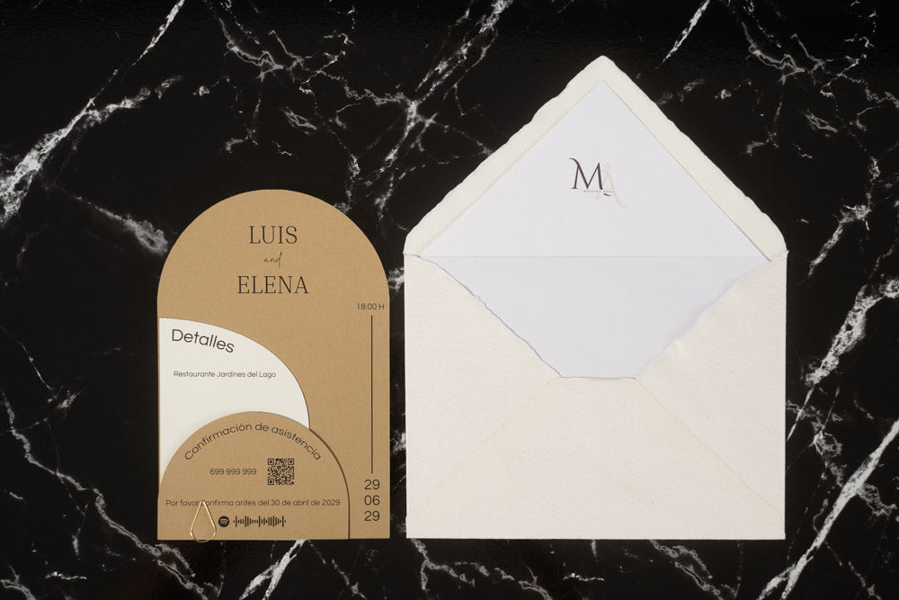 Invitación de boda Espinela en color arena, con tarjetas semicirculares superpuestas y sobre artesanal hecho a mano con forro interior blanco.