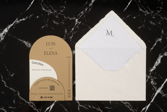 Invitación de boda Espinela en color arena, con tarjetas semicirculares superpuestas y sobre artesanal hecho a mano con forro interior blanco.
