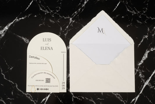 Invitación de boda Espinela en color nieve, con tarjetas semicirculares superpuestas y sobre artesanal hecho a mano con forro interior blanco.