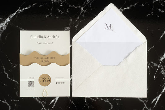 Invitación de boda Jade en color arena con diseño ondulado en papel natural de alta calidad, acompañada de sobre artesanal con forro blanco.