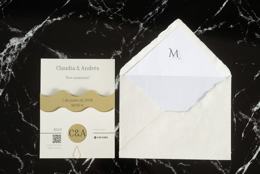 Invitación de boda Jade en color miel con diseño ondulado en papel natural de alta calidad, acompañada de sobre artesanal con forro blanco.