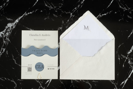 Invitación de boda Jade en color azul con diseño ondulado en papel natural de alta calidad, acompañada de sobre artesanal hecho a mano con forro blanco.
