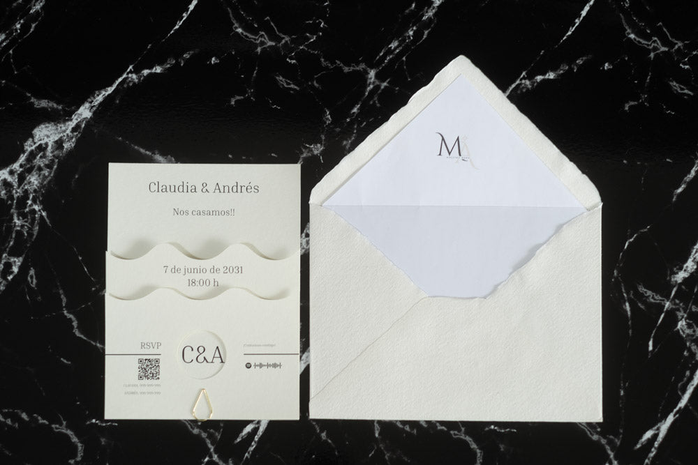 Invitación de boda Jade en color marfil con diseño ondulado en papel natural de alta calidad, acompañada de sobre artesanal con forro blanco.