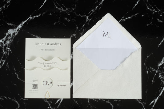 Invitación de boda Jade en color marfil con diseño ondulado en papel natural de alta calidad, acompañada de sobre artesanal con forro blanco.