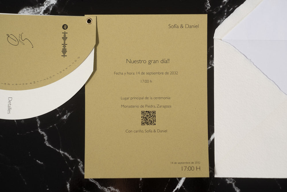 Tarjeta complementaria de la invitación Larimar en color miel mostrando detalles del banquete, horarios y dress code.