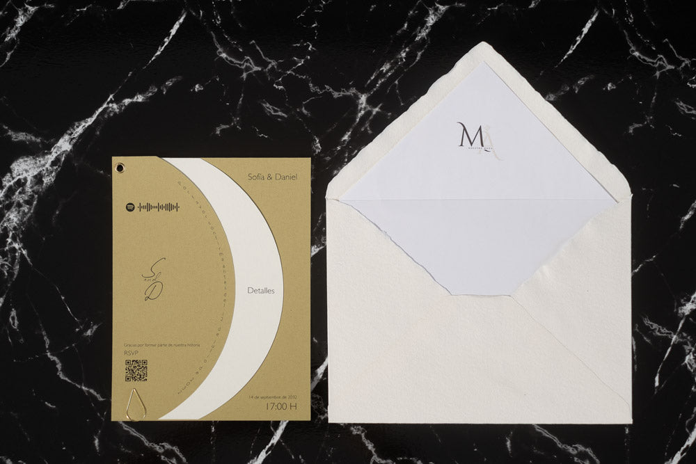 Invitación de boda Larimar color miel con tarjeta semicircular giratoria y sobre artesanal con forro interior.