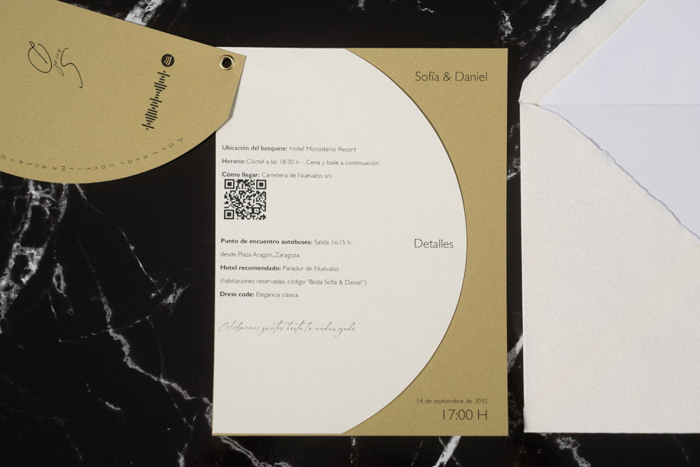 Tarjeta principal de la invitación de boda Larimar en color miel con texto del evento impreso y código QR.