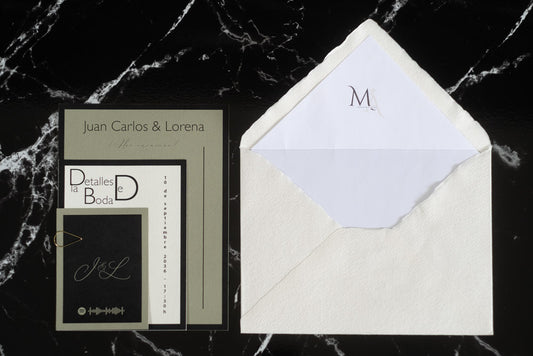 Invitación de boda Colección Marcasita en color oliva con sobre artesanal hecho a mano y diseño elegante.