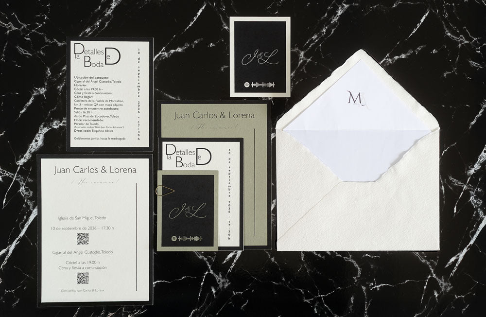 Set completo de invitaciones de boda Colección Marcasita en color oliva con tarjetas de detalles, RSVP y sobre artesanal forrado.
